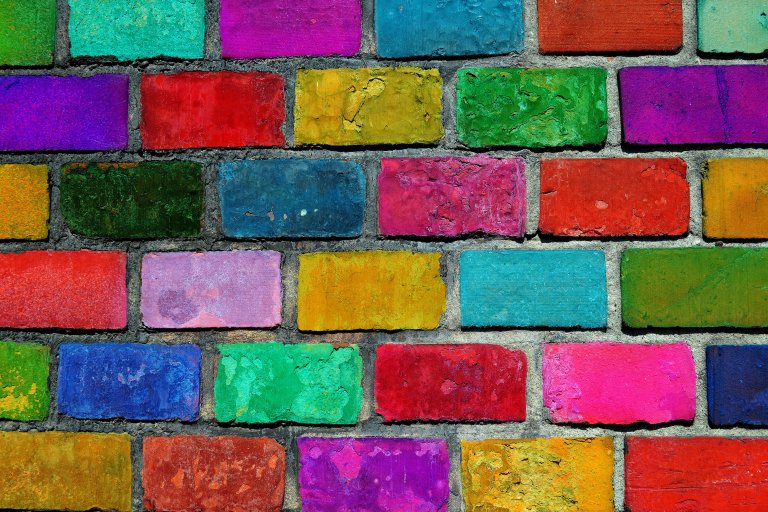 יוצאים מן הכלל - color-brick-wall