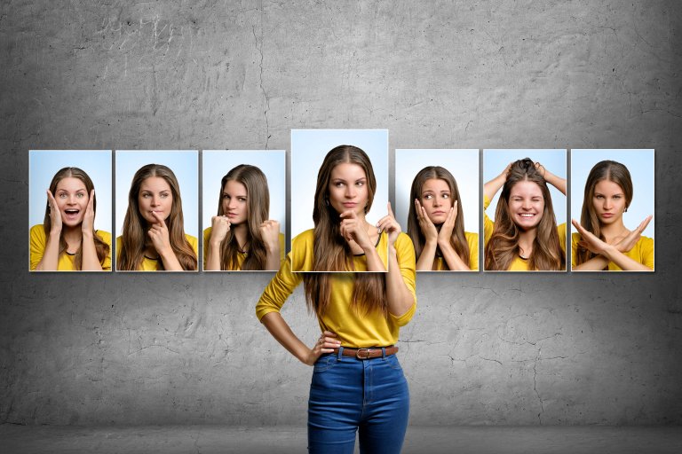 הכל בראש - girl-holds-and-changes-her-face-portraits-with-different-emotions