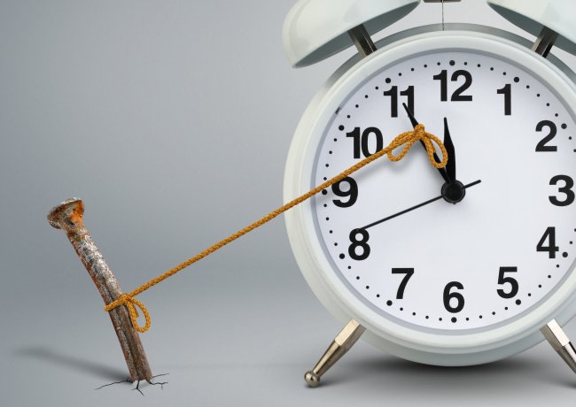 לרדוף אחרי הזמן - time-on-clock-stop-by-nail-delay-concept