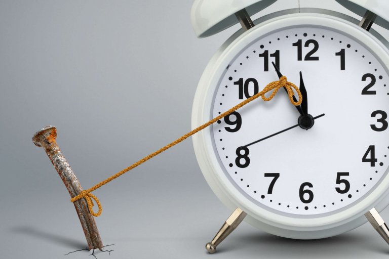 לרדוף אחרי הזמן - time-on-clock-stop-by-nail-delay-concept